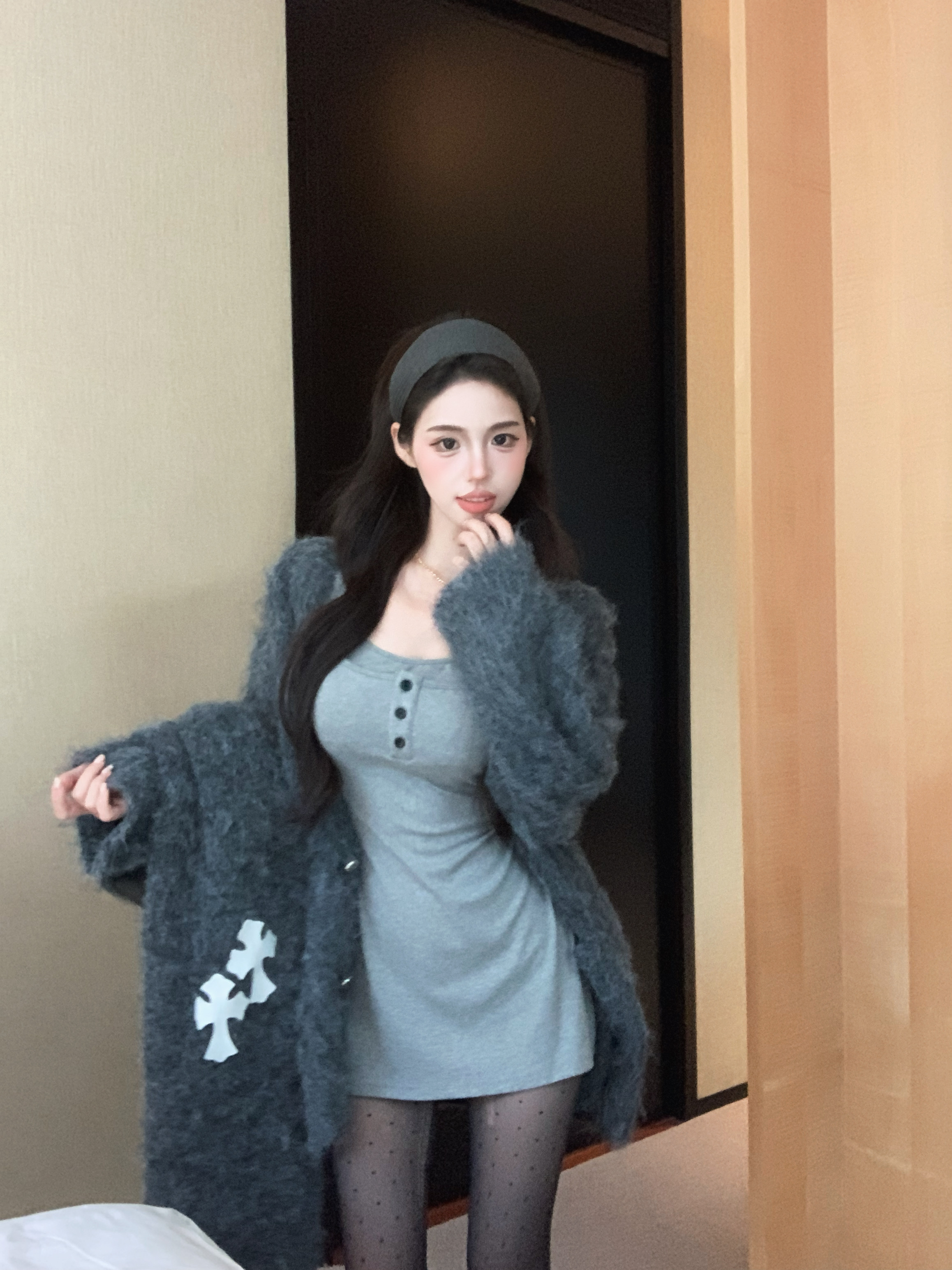 Real shot!  Free Holiday Large Scarf Casual Thickened Sweater Jacket Women's Camisole Dress Two-piece Suit
