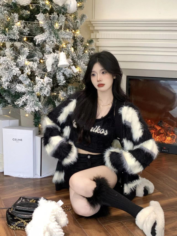 Autumn and winter sweet and cool design black and white soft and waxy lazy cardigan sweater letter halter neck two-piece set
