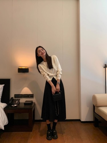 Black knitted cardigan jacket for women with slim design and niche retro round neck short top