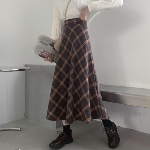 Large size crotch-covering woolen skirt for autumn mid-length fat girl looks slim A-line plaid skirt