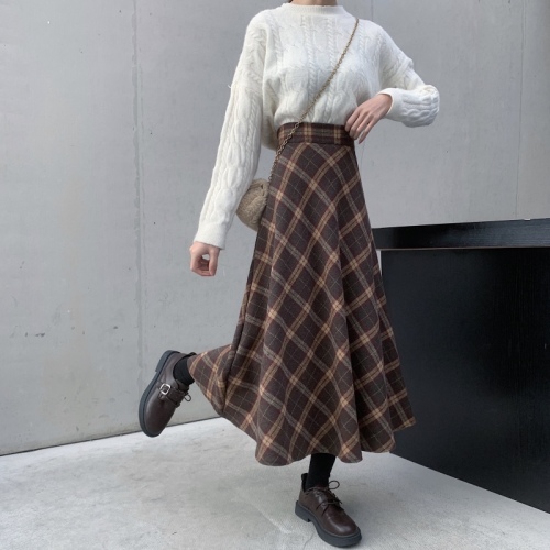 Large size crotch-covering woolen skirt for autumn mid-length fat girl looks slim A-line plaid skirt