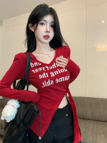 Beautifully designed hottie slit strapped letter printed V-neck slim slimming shoulder pad long-sleeved T-shirt top for women