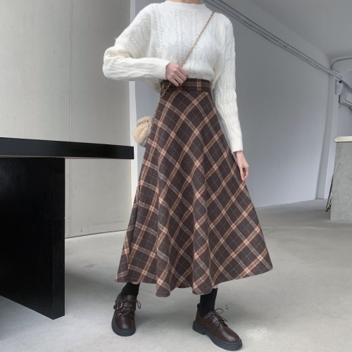 Large size crotch-covering woolen skirt for autumn mid-length fat girl looks slim A-line plaid skirt