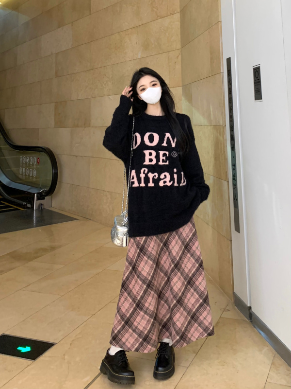 Large size autumn and winter sweater round neck pullover soft waxy lazy style slim plaid skirt two-piece suit