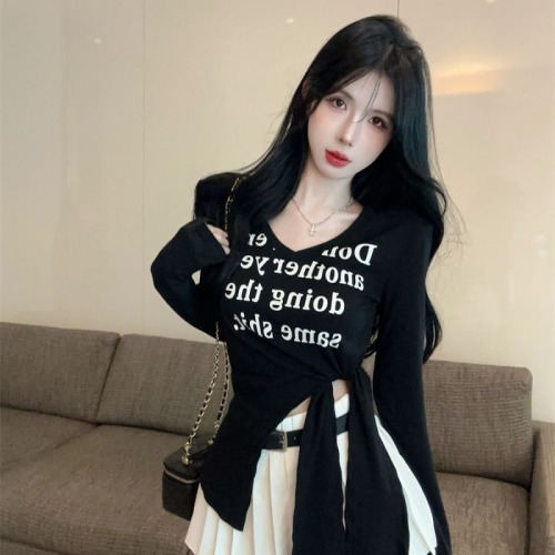 Beautifully designed hottie slit strapped letter printed V-neck slim slimming shoulder pad long-sleeved T-shirt top for women