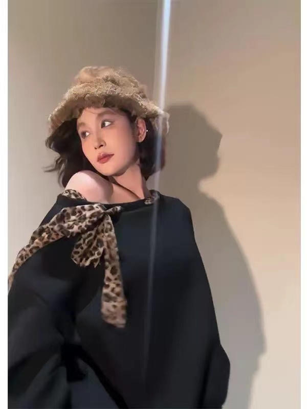 Plus size women's hottie oblique shoulder leopard print lace-up long-sleeved sweatshirt autumn new design loose design top