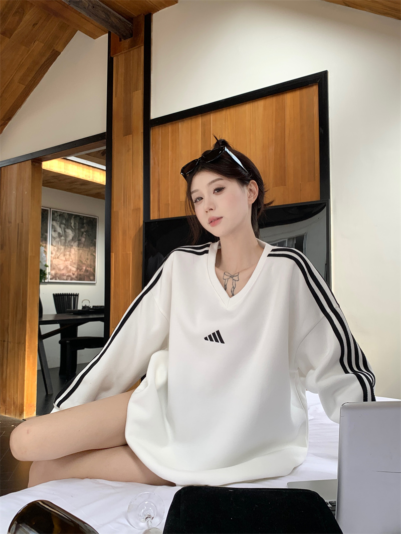 Real shot of autumn and winter retro American V-neck embroidery design contrasting striped casual sweatshirt