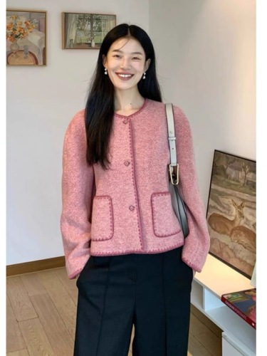 High-end pink round-neck woolen coat for women in autumn and winter, loose, gentle, sweet and chic, trendy color-blocked top