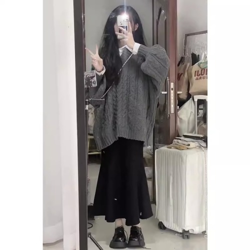 Gray twist sweater fishtail skirt for small people in autumn and winter, high-end and gentle style two-piece suit for women