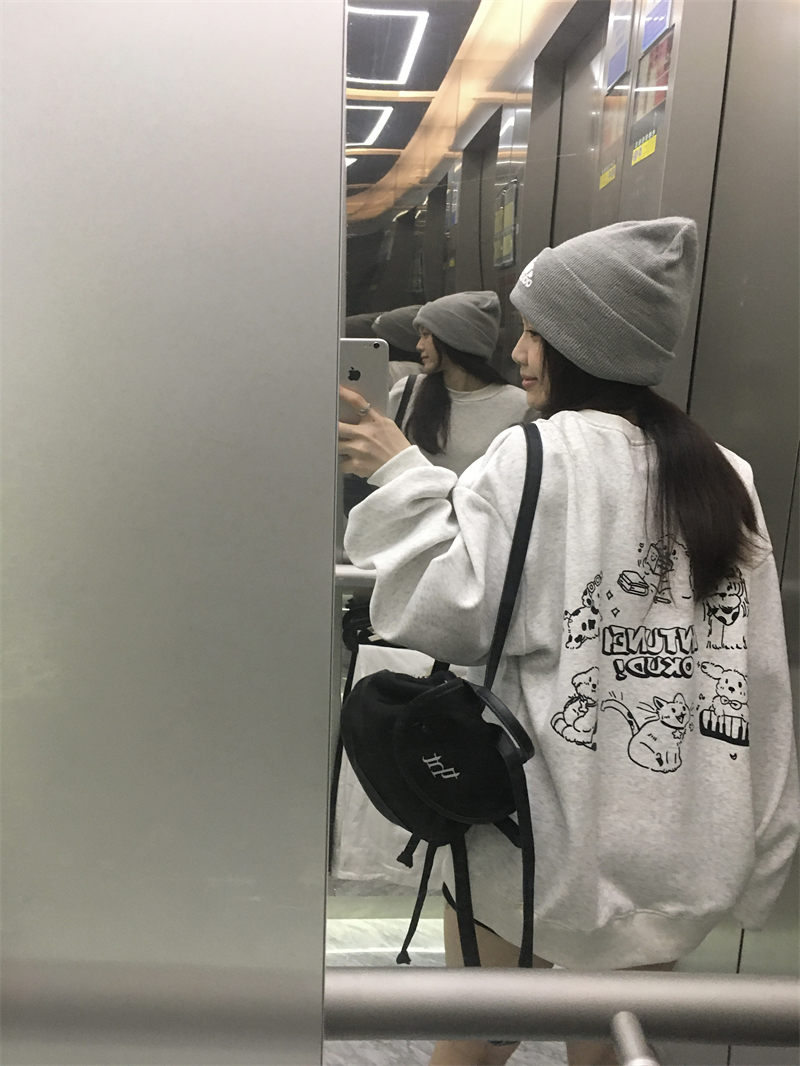 ~Korean Style Playful Ghost Girl Cat Print Loose Fleece Silver Fox Fleece Sweatshirt