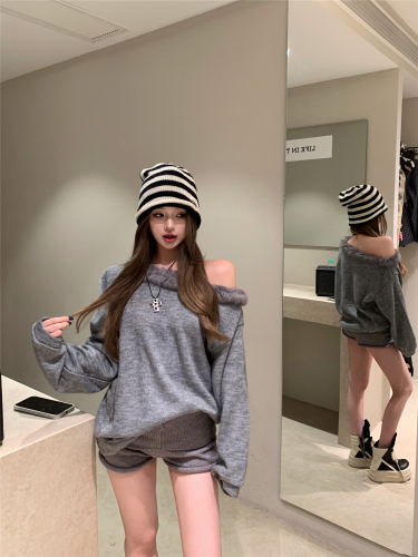 Real shot!  Off-shoulder furry stacked long-sleeved soft and waxy knitted sexy sweet girl off-shoulder top and shorts suit