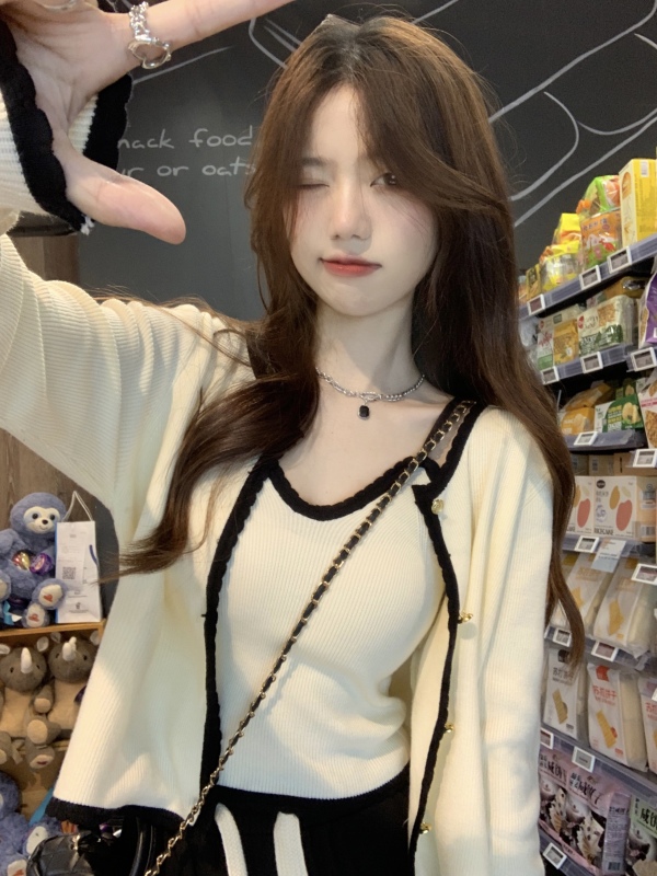 Autumn new style small fragrance contrast color suspender loose knitted cardigan casual suit