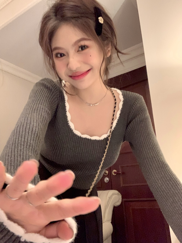 Round neck retro temperament contrasting color slim fit bottoming top with winter design and knitted pullover sweater underneath