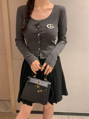 Versatile long-sleeved gray cardigan T-shirt for women in autumn niche design slim and chic small shirt short top