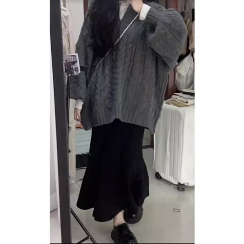 Gray twist sweater fishtail skirt for small people in autumn and winter, high-end and gentle style two-piece suit for women