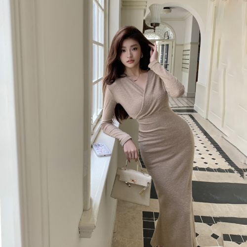Actual shot of 2024 autumn and winter new design V-neck fishtail skirt velvet-feeling slim-fitting straps slim hip-hugging skirt bottoming long skirt
