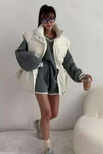 Korean chic autumn and winter retro temperament V-neck loose contrast color long-sleeved knitted sweater + high-waisted casual shorts suit