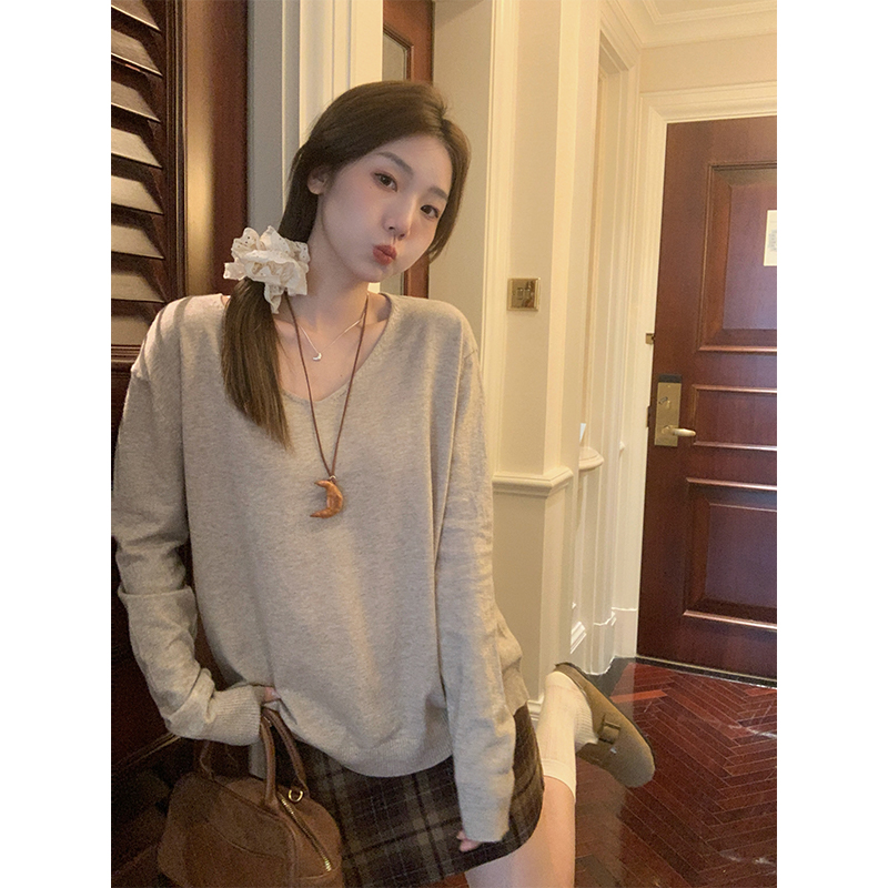 Actual shot of Korean style chic right shoulder V-neck long-sleeved knitted sweater for women in autumn loose and lazy top