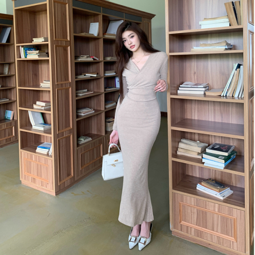 Actual shot of 2024 autumn and winter new design V-neck fishtail skirt velvet-feeling slim-fitting straps slim hip-hugging skirt bottoming long skirt