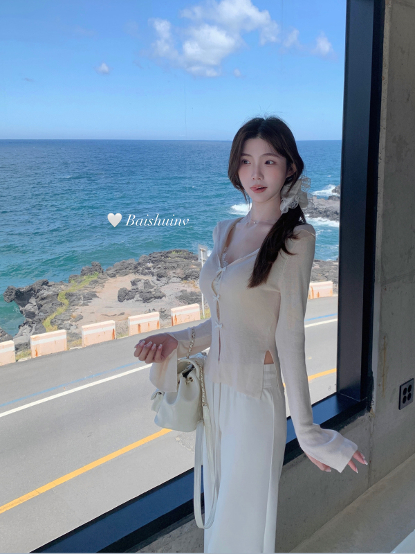 Butterfly right-shoulder V-neck knitted cardigan for women in early autumn with lace suspenders and slim-fit pure lust suit