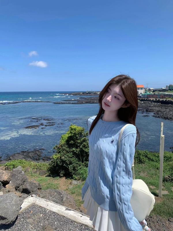 Korean style blue round neck twist knitted sweater for women in autumn and winter, loose, lazy and high-end, pullover long-sleeved top