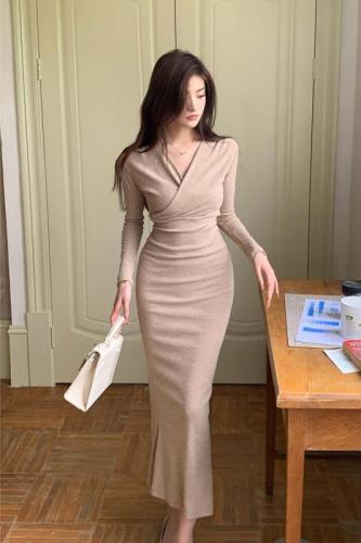 Actual shot of 2024 autumn and winter new design V-neck fishtail skirt velvet-feeling slim-fitting straps slim hip-hugging skirt bottoming long skirt