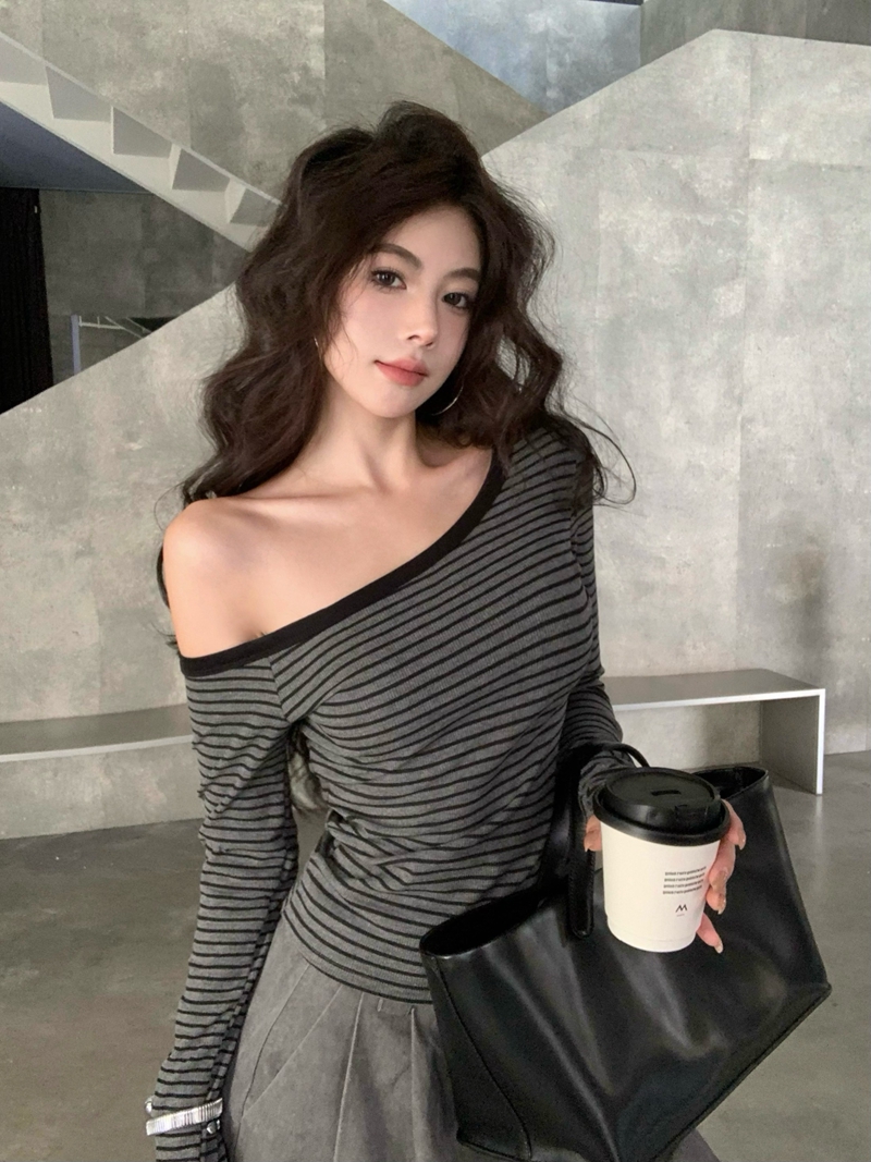 Real shot of autumn and winter sexy hot girl style striped oblique shoulder long-sleeved T-shirt women's short style with off-the-shoulder bottoming shirt