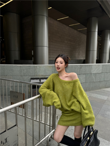 Real shot of off-shoulder sweater dress, loose, casual, slim and super good-looking, pure desire long-sleeved hip-covering dress