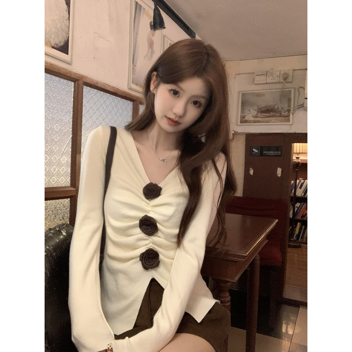 Real shot of autumn and winter Korean style temperament v-neck pleated flower design Andy velvet sweater long-sleeved bottoming sweater