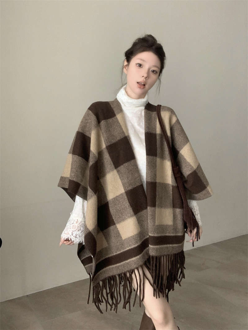 實拍價 美拉德格紋拼色斗篷披肩女2024新款復古保暖流蘇圍巾