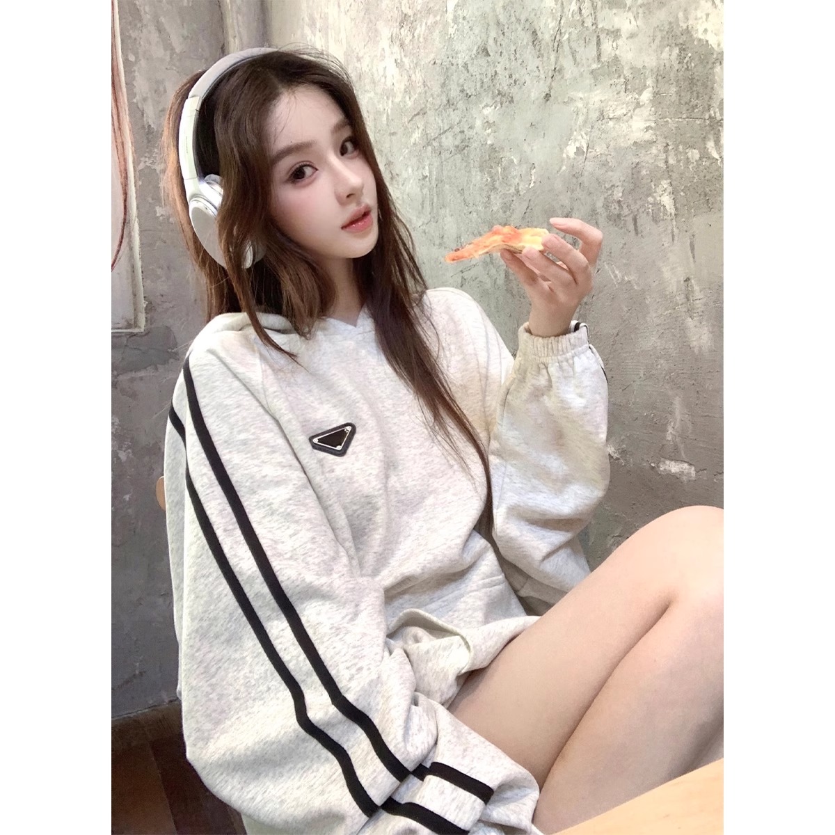 Striped Korean style sweatshirt for women, contrasting color, loose oversize raglan sleeves, floral gray pocket top jacket