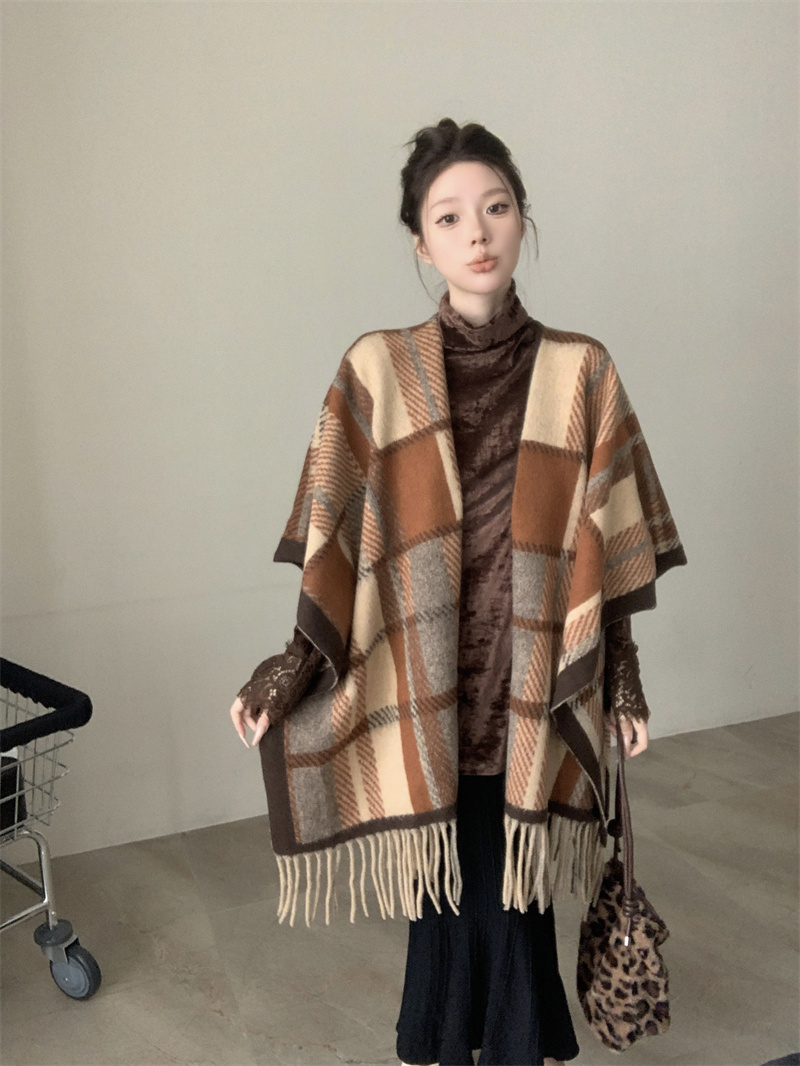 實拍價 美拉德格紋拼色斗篷披肩女2024新款復古保暖流蘇圍巾