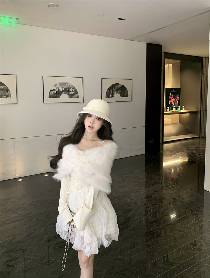 Actual shot of beautiful lady Jingui’s elegant tube top short one-shoulder dress + furry outer shawl