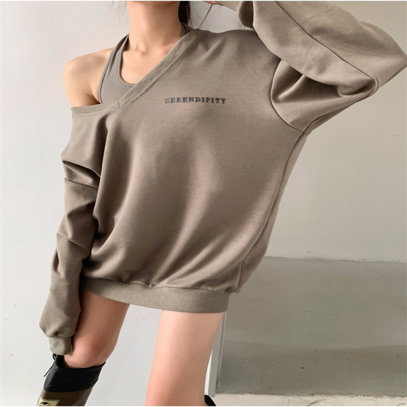 Hong Kong style suit for women, retro chic halterneck tank top + loose, lazy style mid-length V-neck off-shoulder sweatshirt suit