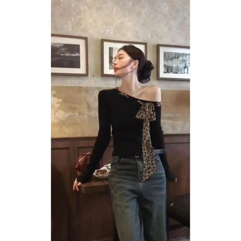 Autumn retro slim slanted shoulder leopard print webbing strap bottoming shirt with fashionable and sexy long-sleeved top