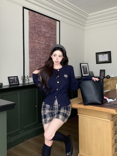 Real shot!  Gold-like temperament and high-end sweater knitted cardigan retro plaid high-waist fashion short skirt suit