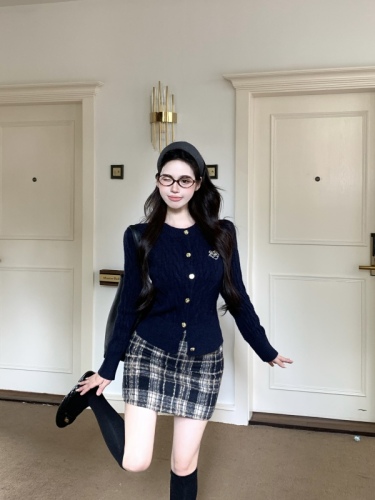 Real shot!  Gold-like temperament and high-end sweater knitted cardigan retro plaid high-waist fashion short skirt suit