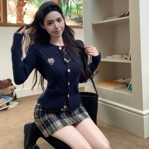 Real shot!  Gold-like temperament and high-end sweater knitted cardigan retro plaid high-waist fashion short skirt suit