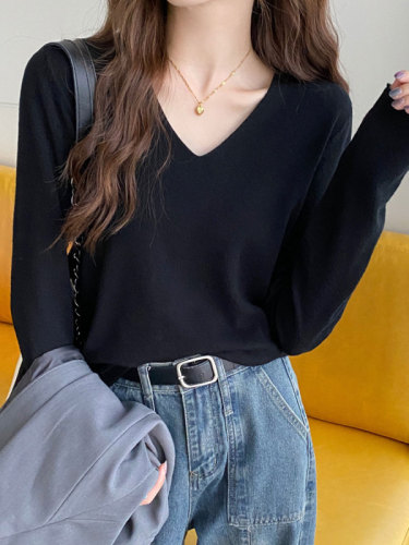 New long-sleeved bottoming shirt for women, autumn and winter v-neck sweater, loose top, fashionable sweater for autumn.