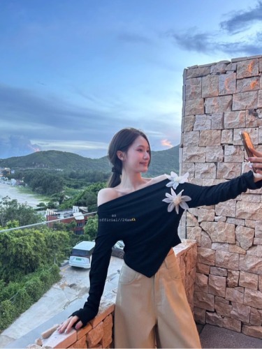 New early fall side shirring!  Three-dimensional flower one-shoulder top for women