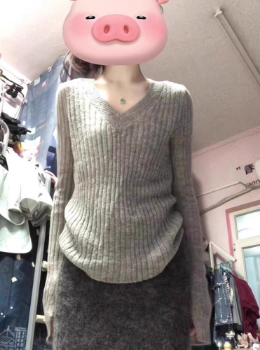 Late autumn and winter clothing is paired with a new set of petite fragrant knitted dress with sweater suit underneath.