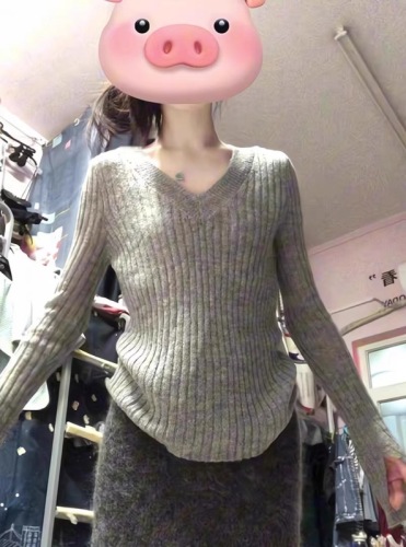 Late autumn and winter clothing is paired with a new set of petite fragrant knitted dress with sweater suit underneath.