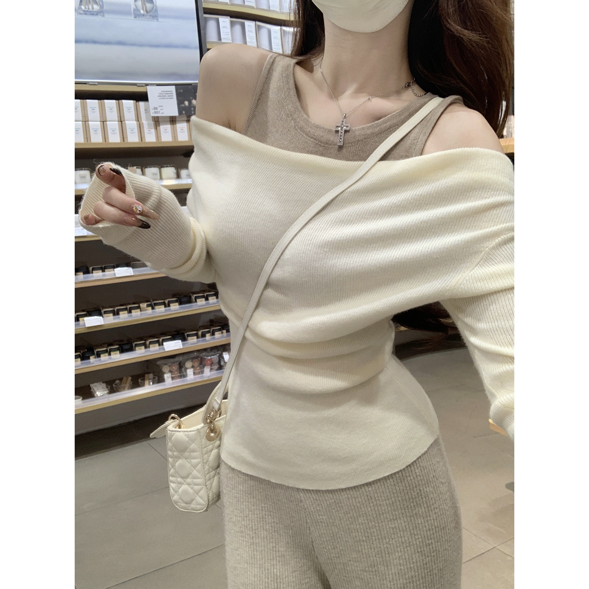 Real shot of autumn and winter Korean version pure desire contrasting one-shoulder fake two-piece 6-piece wool sweater bottoming sweater top