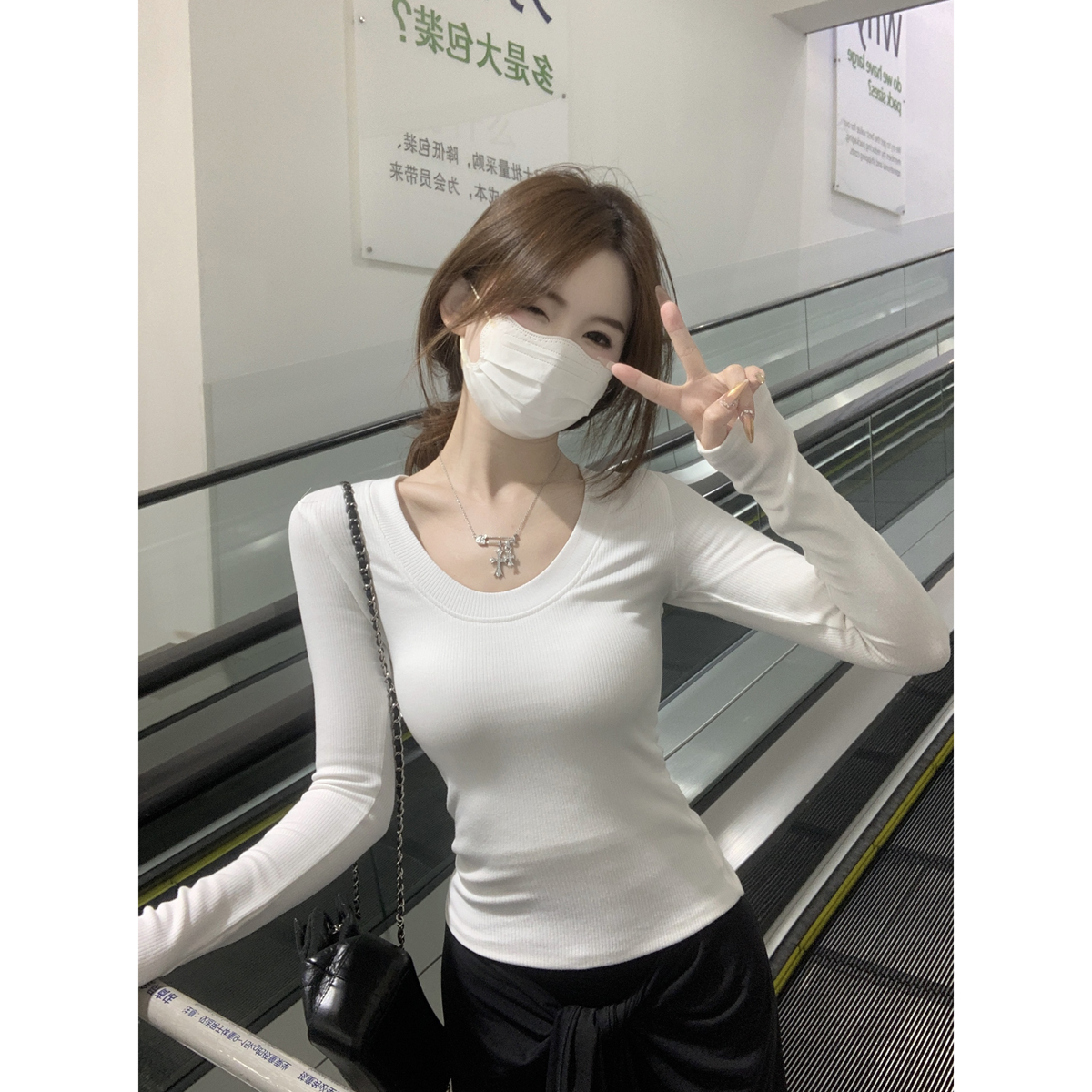 Actual shot of autumn and winter Korean style slim-fitting u-neck simple and versatile slimming pit-striped long-sleeved bottoming T-shirt top