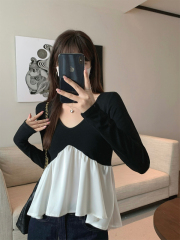 Korean hot girl spliced ​​v-neck long-sleeved t-shirt women's design niche slimming bottoming short top