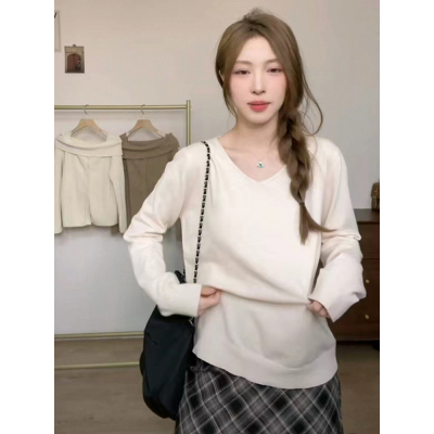 High-end Korean style lazy inner sweater women's autumn and winter style slimming long-sleeved V-neck chic soft waxy top