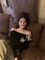 New early fall side shirring!  Three-dimensional flower one-shoulder top for women