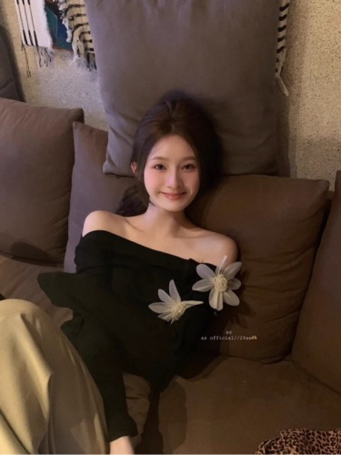 New early fall side shirring!  Three-dimensional flower one-shoulder top for women