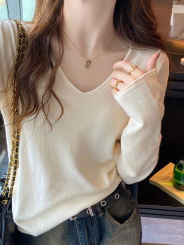 New long-sleeved bottoming shirt for women, autumn and winter v-neck sweater, loose top, fashionable sweater for autumn.