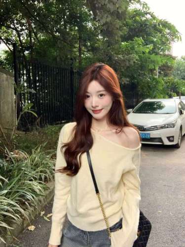 Gorgeous color slanted shoulder sweater, full of looseness, slimming and soft waxy sweater